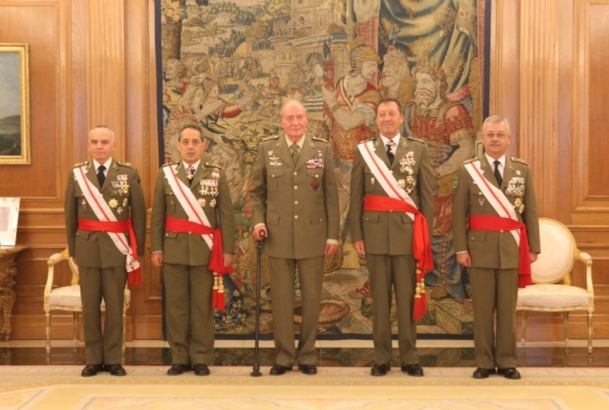 Su Majestad el Rey junto al grupo de tenientes generales del Cuerpo General del Ejército de Tierra, recibidos con motivo de su pase a la reserva